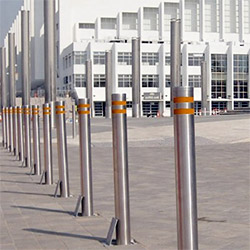 Telescopic bollards outside of a building